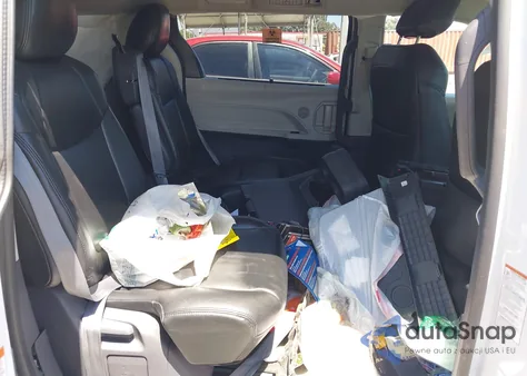 2021 Toyota Sienna Le z USA, uszkodzony, nr VIN 5TDKRKEC2MS035767